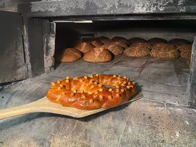 Kliņģeris ar iebiezināto pienu un riekstiem